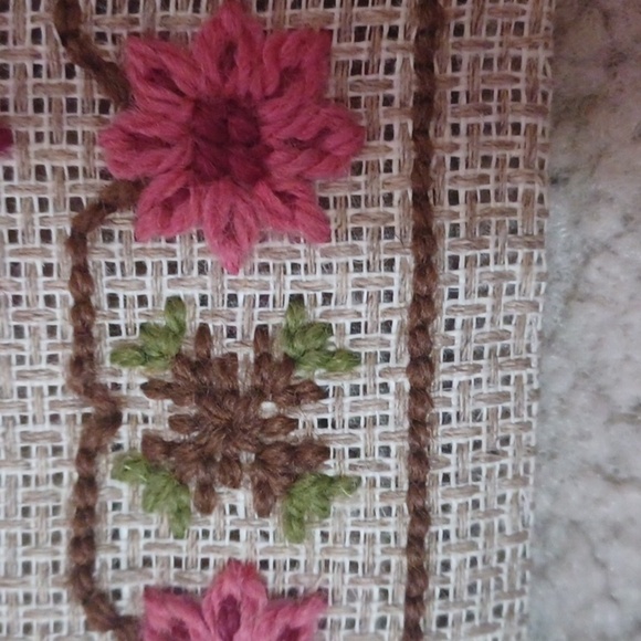 Vintage Floral Patterned Table Runner - Picture 5 of 10